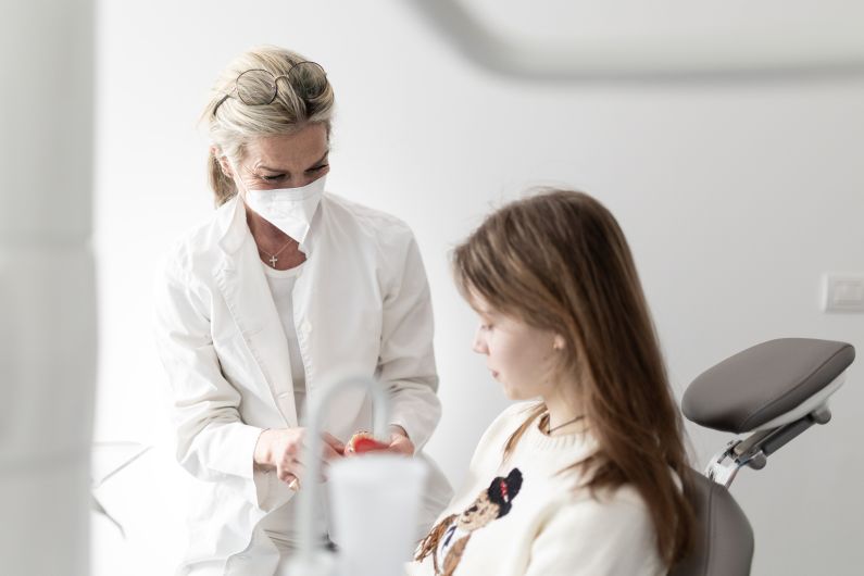 Dott.ssa Mak alla poltrona