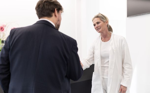 La dott.ssa Mak con un paziente