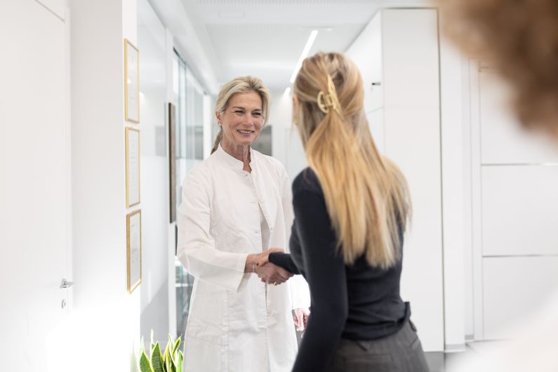 D.ssa Mak riceve una paziente